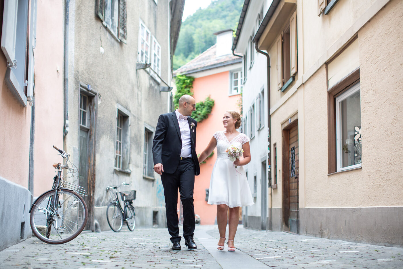 Hochzeitspaar spaziert durch malerische Gassen in der Altstadt