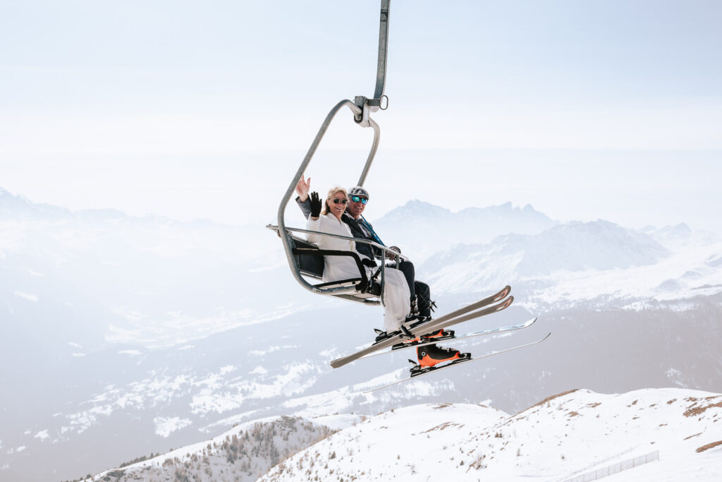 Brautpaar auf der Sesselliftfahrt im Skigebiet Lenzerheide