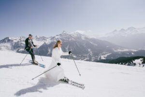 Hochzeitspaar beim Skifahren in den Alpen