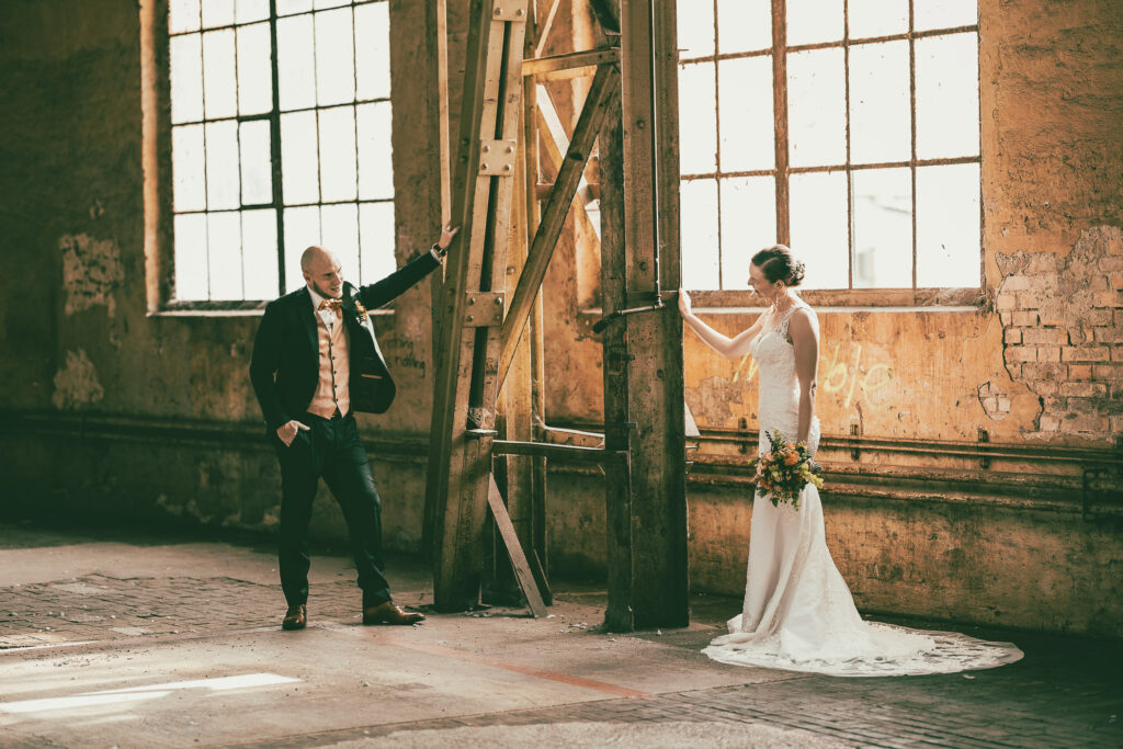 Hochzeitspaar in einer alten Industriehalle