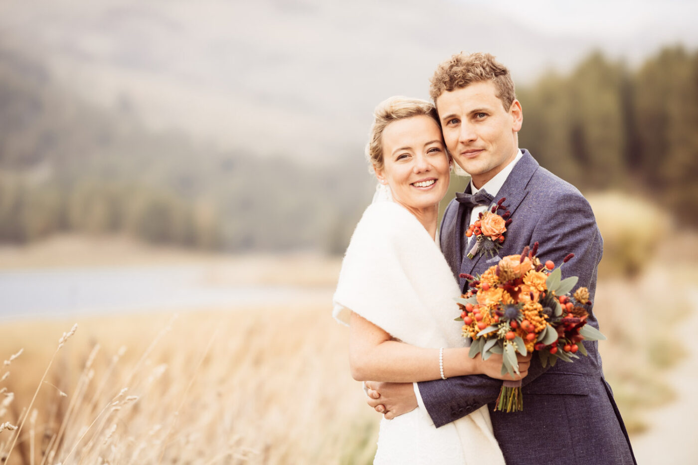 Brautpaar im Engadin, strahlend und verliebt, festgehalten von Hochzeitsfotograf Adrian Flütsch.