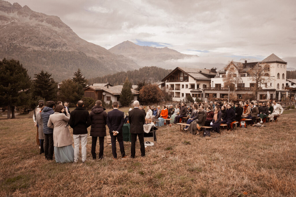 Freie Trauung von Deborah und Patrick vor dem Hotel im Engadin, fotografiert von Adrian Flütsch – bekannt für authentische Hochzeitsreportagen.