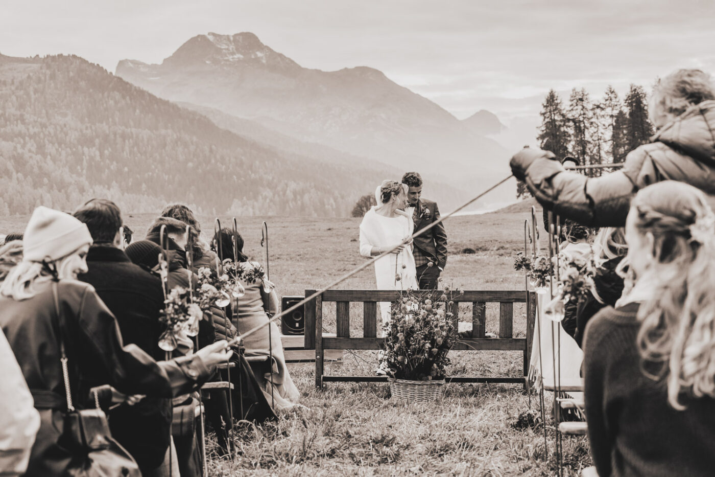 Emotionale freie Trauung im Engadin – Deborah und Patrick mit atemberaubender Bergkulisse, festgehalten von Hochzeitsfotograf Adrian Flütsch.