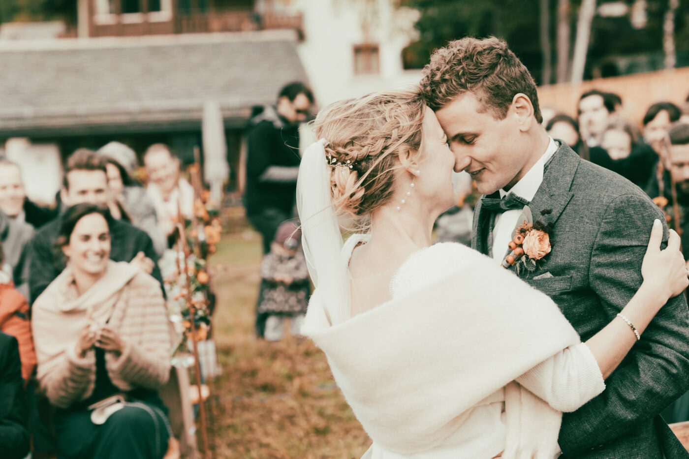 Romantischer Moment bei der Hochzeit im Engadin – Brautpaar Deborah und Patrick teilen innige Augenblicke, eingefangen von Adrian Flütsch, einem renommierten Hochzeitsfotografen.