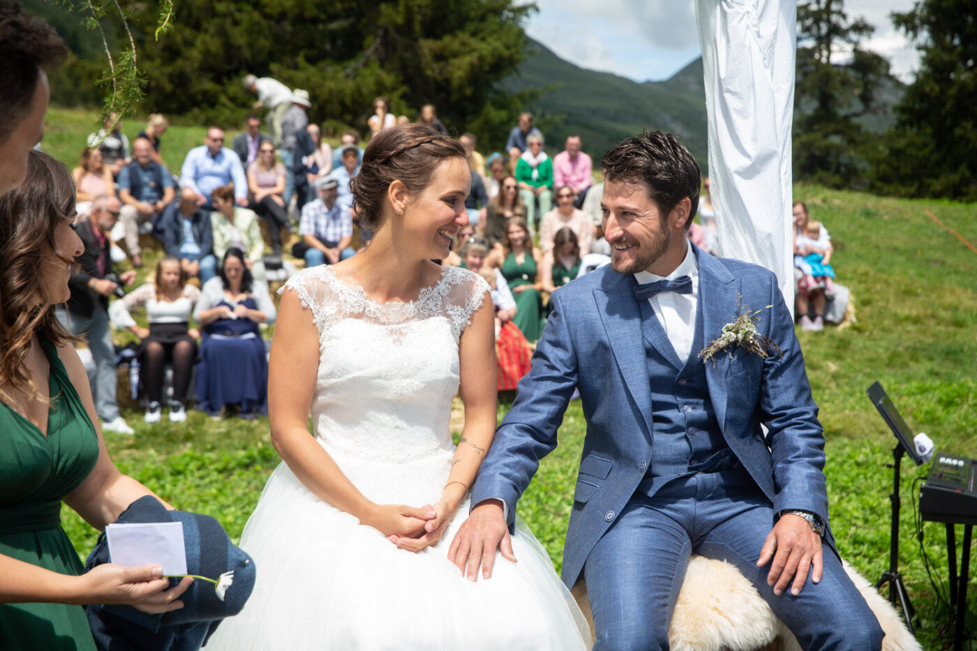 Brautpaar während der Zeremonie einer Alphochzeit in Lenzerheide, fotografiert von Hochzeitsfotograf Adrian Flütsch.