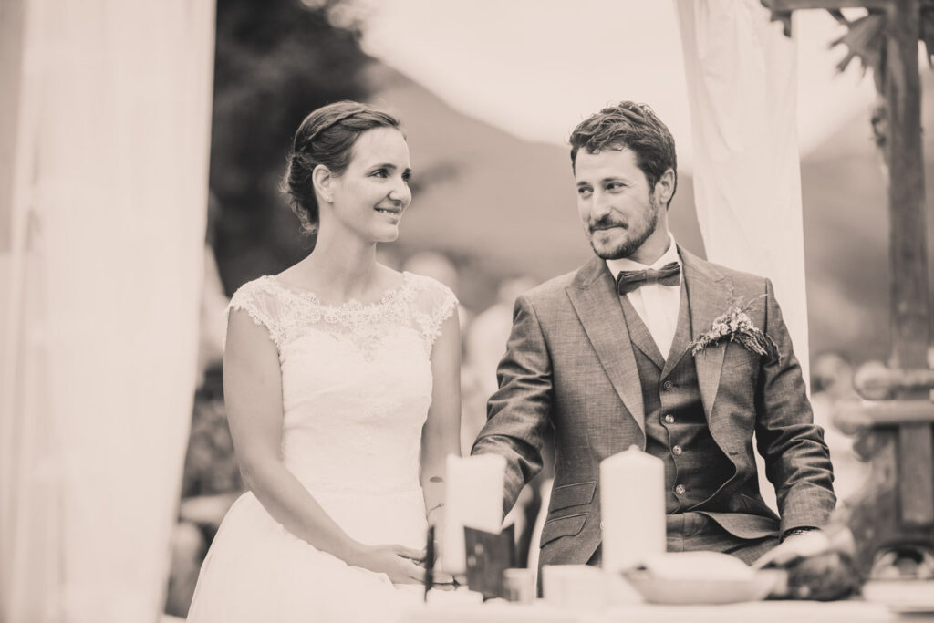 Zärtlicher Blick zur Braut während einer Alphochzeit in Lenzerheide, festgehalten von Hochzeitsfotograf Adrian Flütsch.