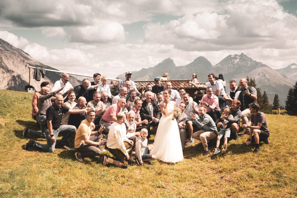 Hochzeitsgesellschaft in Lenzerheide, eingefangen von Hochzeitsfotograf Adrian Flütsch.