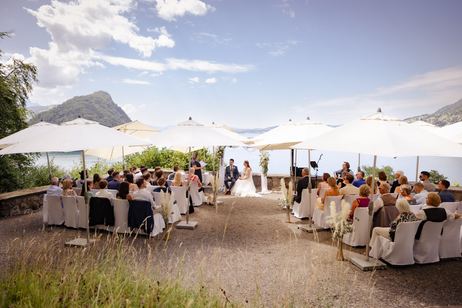 Trauung mit Gästen und Blick auf den Vierwaldstättersee bei einer Hochzeit in Vitznau.