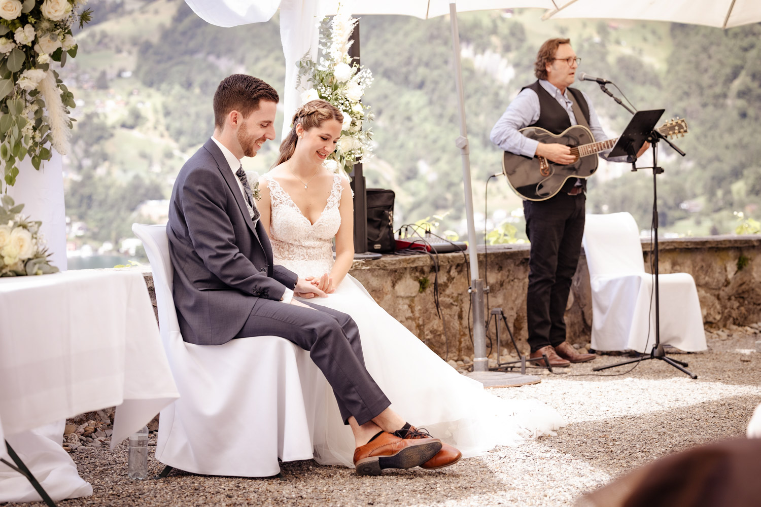 Hochzeitssänger begleitet die Trauung in Vitznau musikalisch.