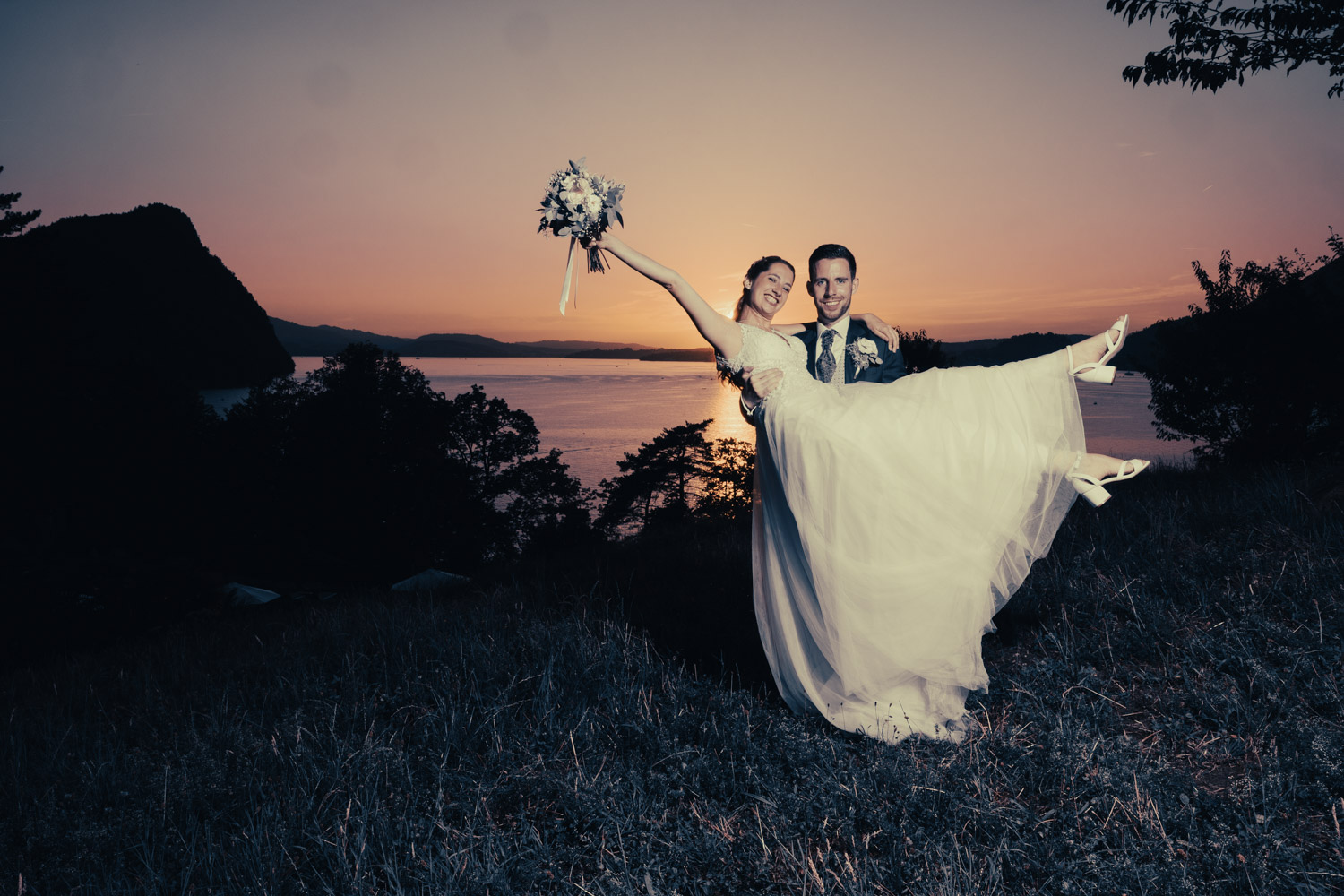 Braut hebt die Arme im Sonnenuntergang - Hochzeit in Vitznau