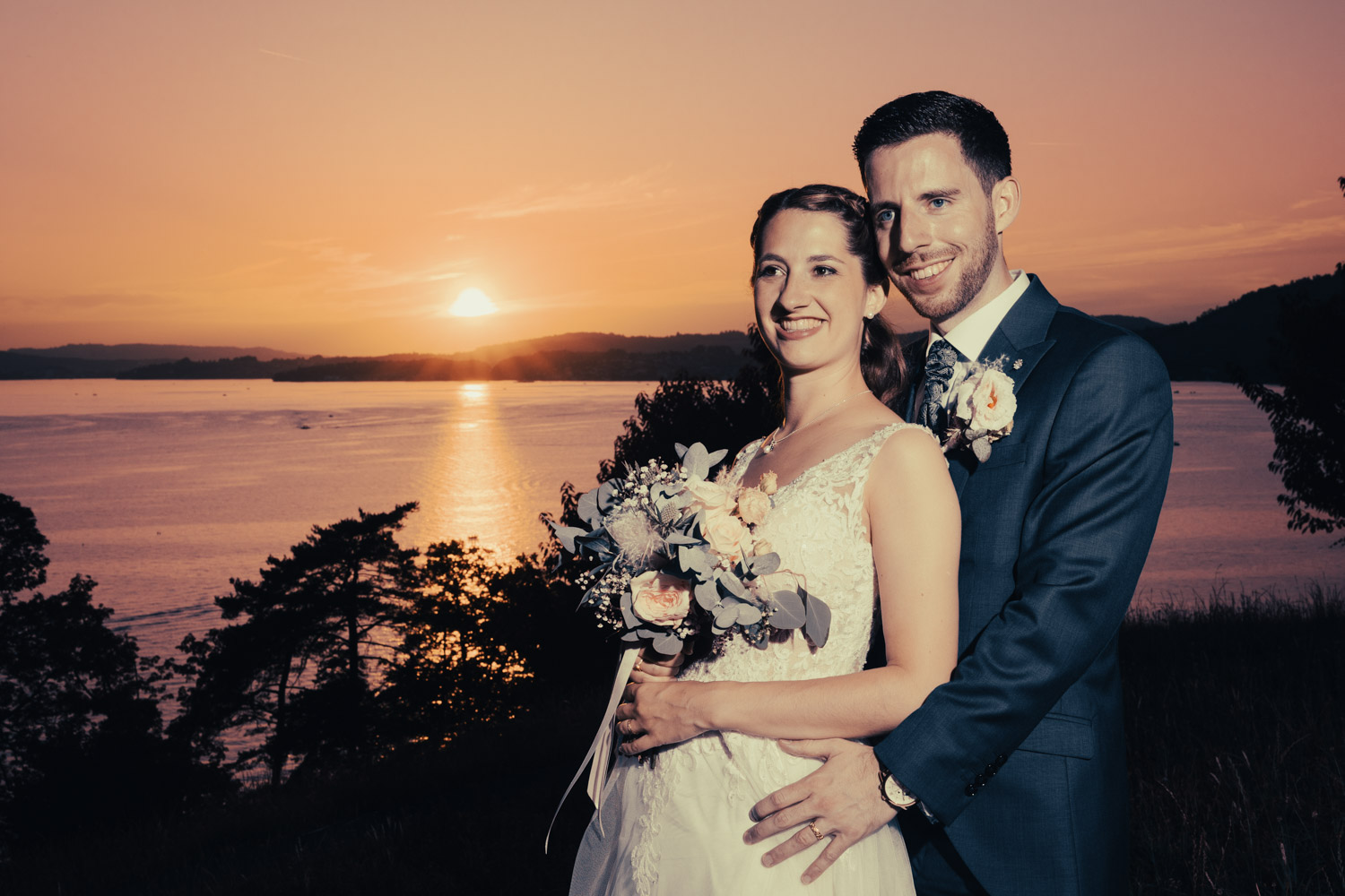 Braut und Bräutigam lächeln vor Sonnenuntergang - Hochzeit in der Schweiz