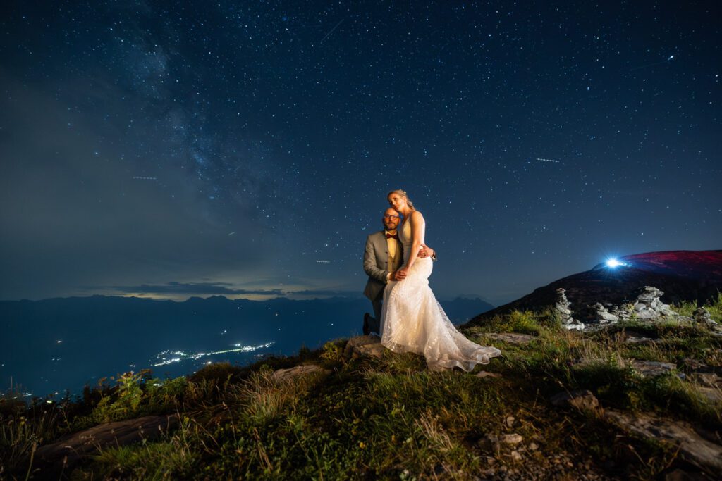 Brautpaar unter dem Sternenhimmel auf dem Chäserrugg im Toggenburg – Romantische Hochzeit in den Bergen, festgehalten von Adrian Flütsch