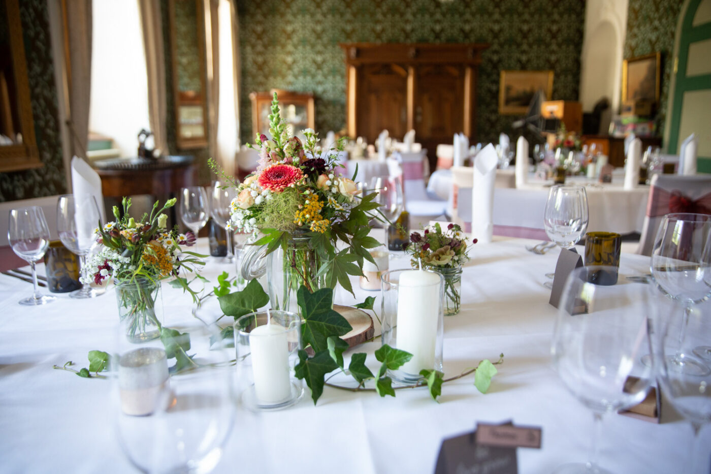 Festlich dekorierter Speisesaal im Schloss Reichenau – Hochzeit in Graubünden, festgehalten von Hochzeitsfotograf Adrian Flütsch.