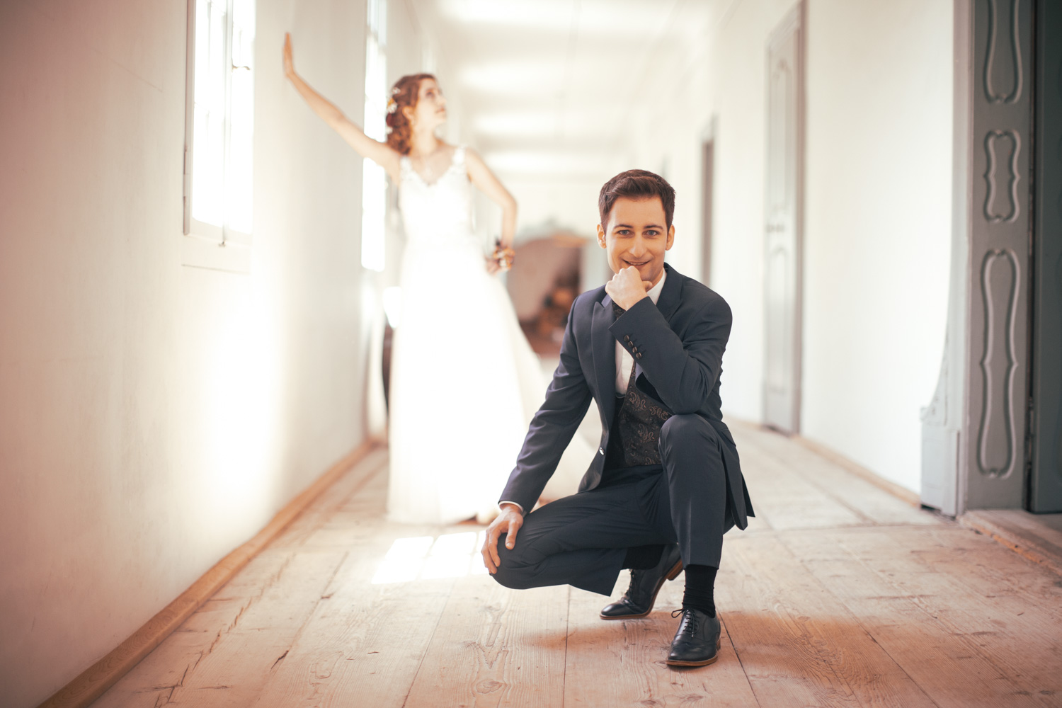 Brautpaar im historischen Gang des Schloss Reichenau – Hochzeit in Graubünden, eingefangen von Hochzeitsfotograf Adrian Flütsch.