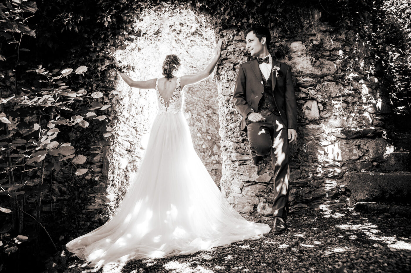 Brautpaar im Garten des Schloss Reichenau – Hochzeit in Graubünden, festgehalten von Hochzeitsfotograf Adrian Flütsch.