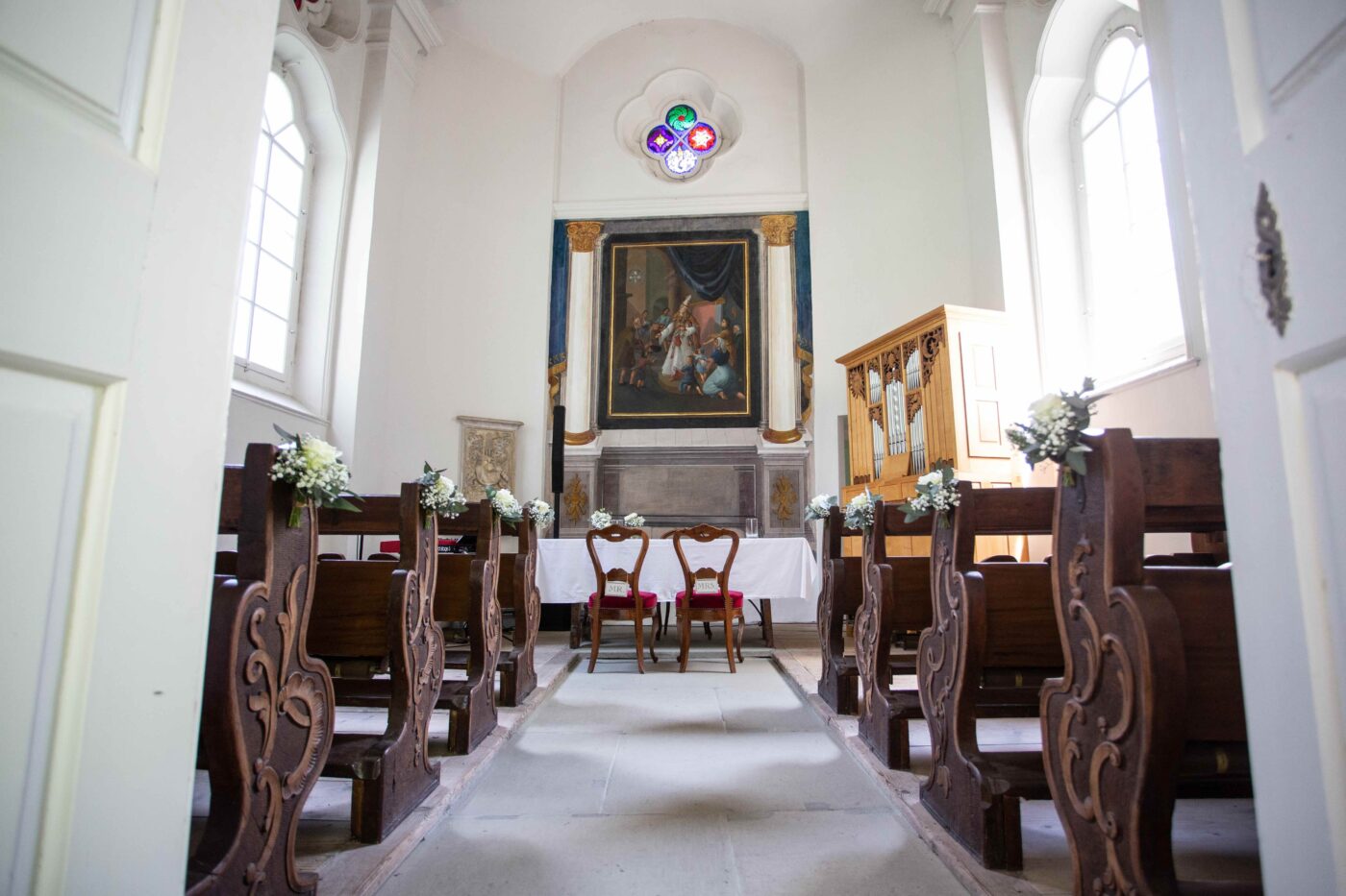 Festlich geschmückte Kapelle im Schloss Reichenau – Hochzeitsvorbereitungen in stilvoller Atmosphäre.