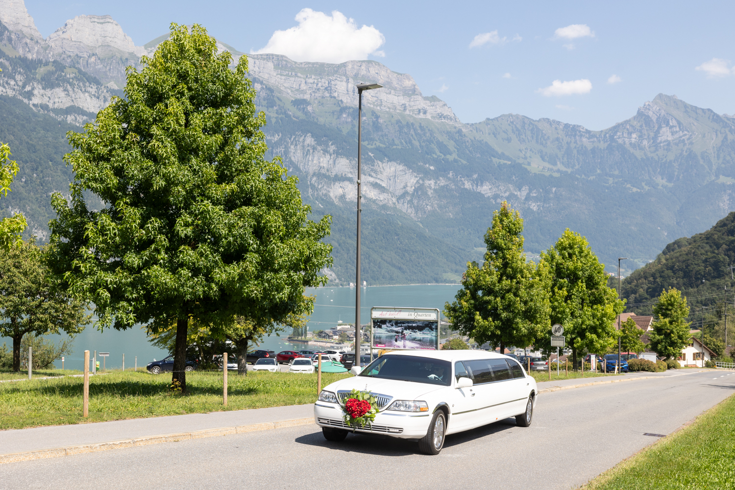 Limousine mit Blumenschmuck bei einer Hochzeit in Unterterzen – Hochzeit in den Bergen