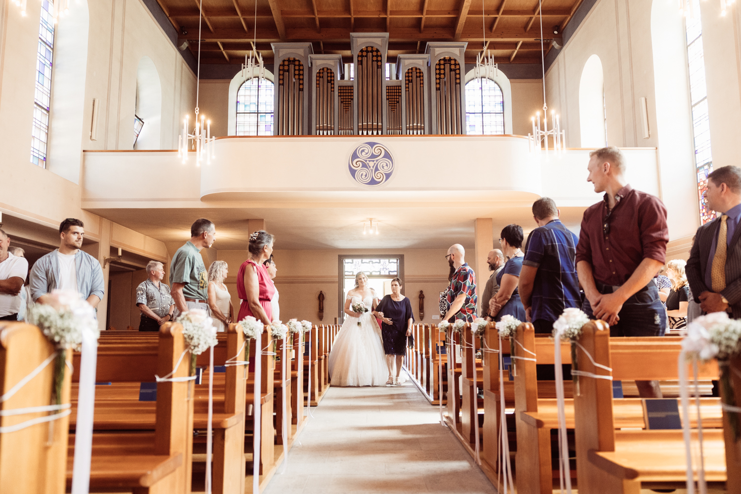 Braut schreitet den Gang der Kirche in Unterterzen entlang.