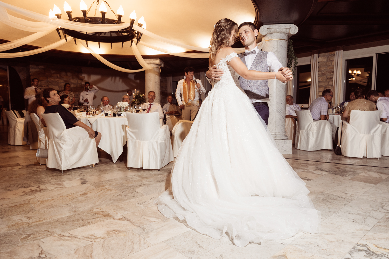 Brautpaar im Hochzeitssaal des Hotel Römerturm während der Hochzeitsfeier