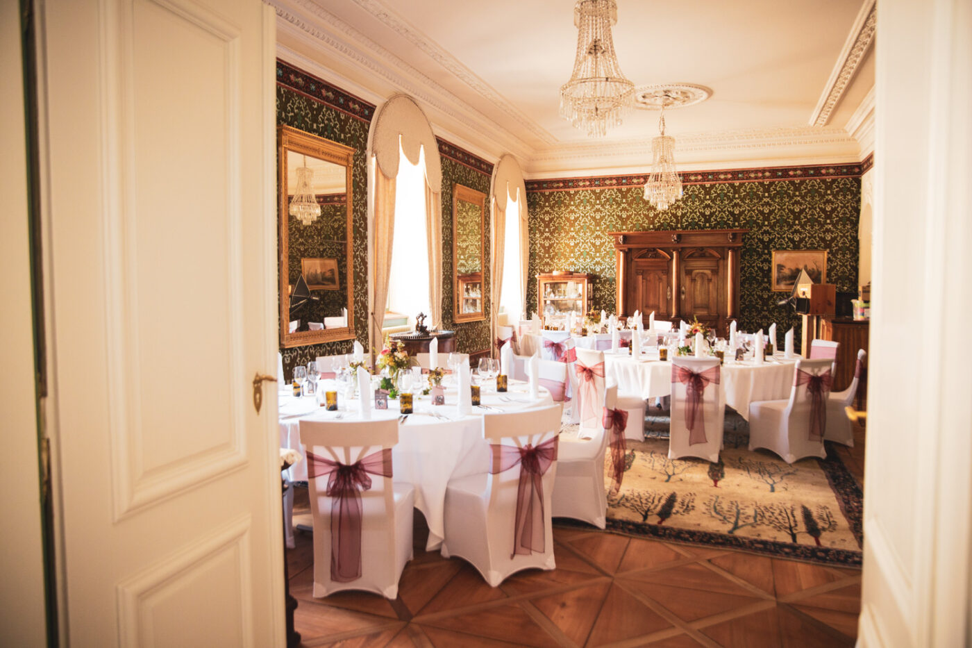 Eleganter Speisesaal für die Hochzeit im Schloss Reichenau, dekoriert mit feiner Hochzeitsdeko.