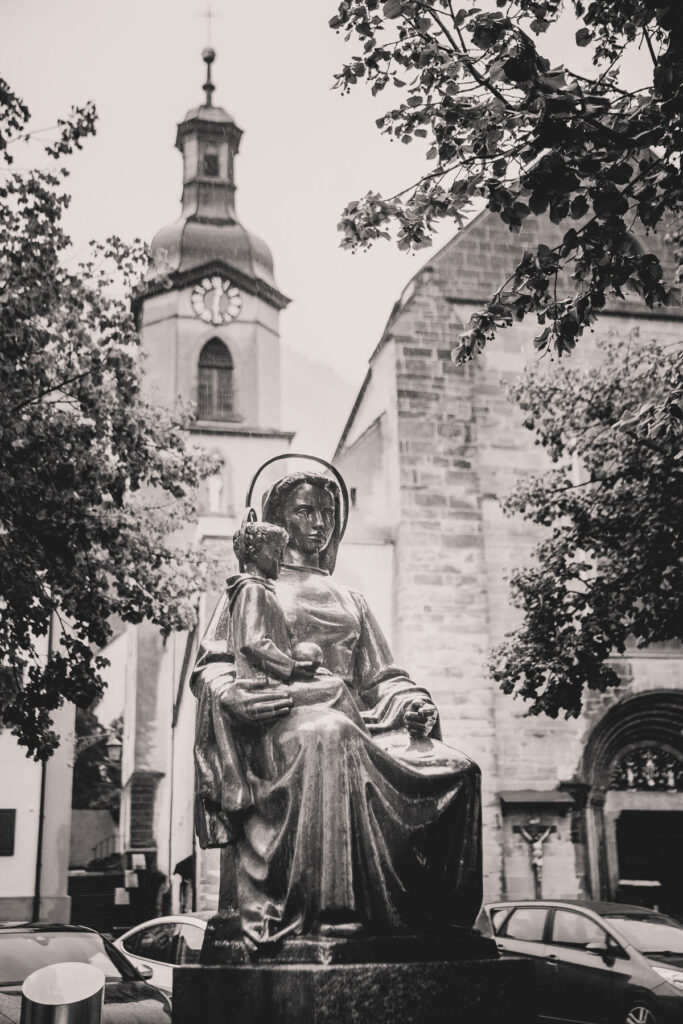 Statue und Kathedrale in Chur - Hochzeitsfotografie von Adrian Flütsch