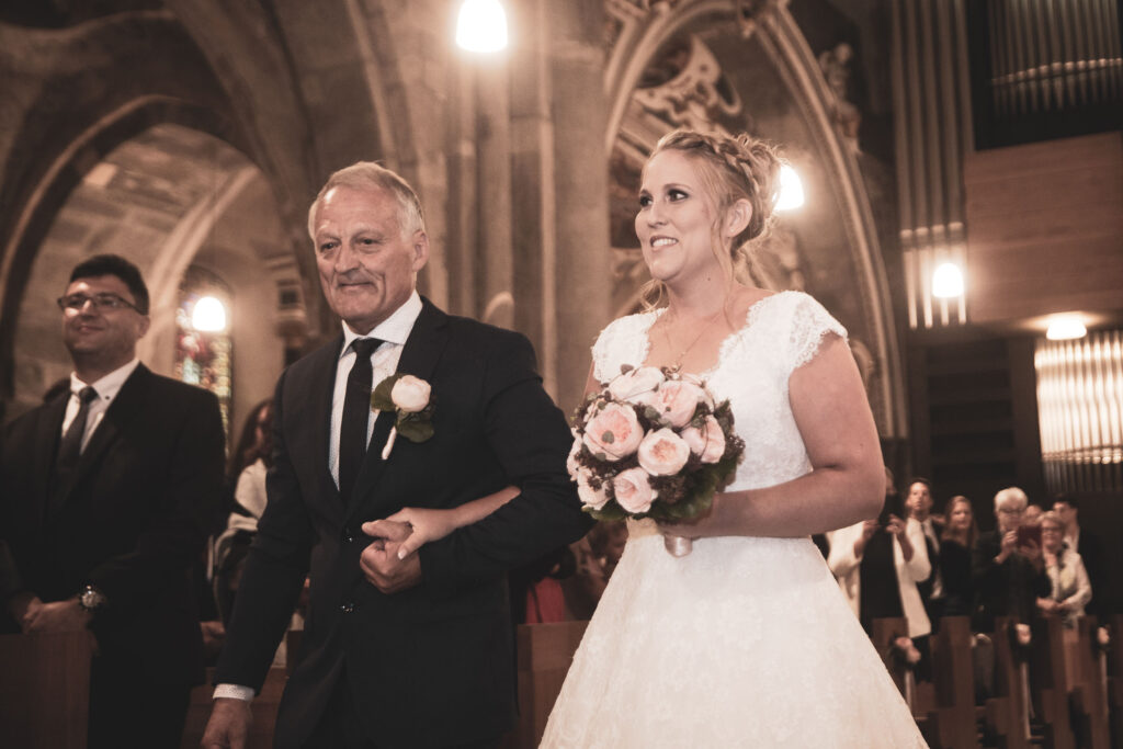 Braut mit ihrem Vater beim Einzug - Fotograf Adrian Flütsch