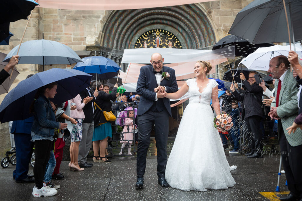 Auszug aus der Kirche unter Regen - Fotograf Adrian Flütsch