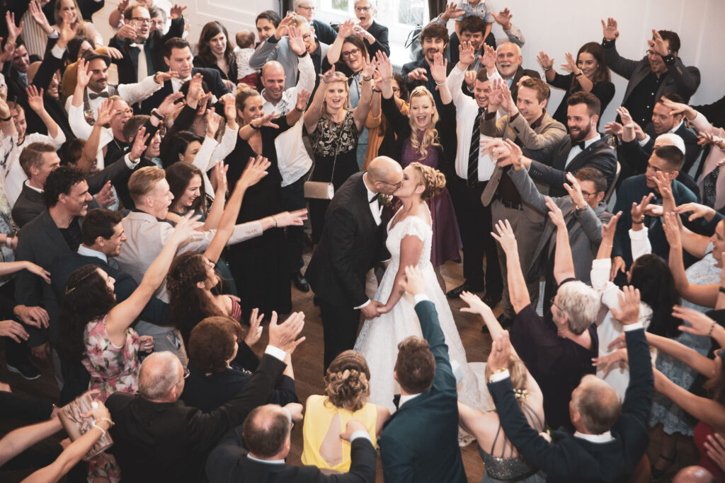 Brautpaar beim Hochzeitstanz umgeben von Gästen - Fotograf Adrian Flütsch