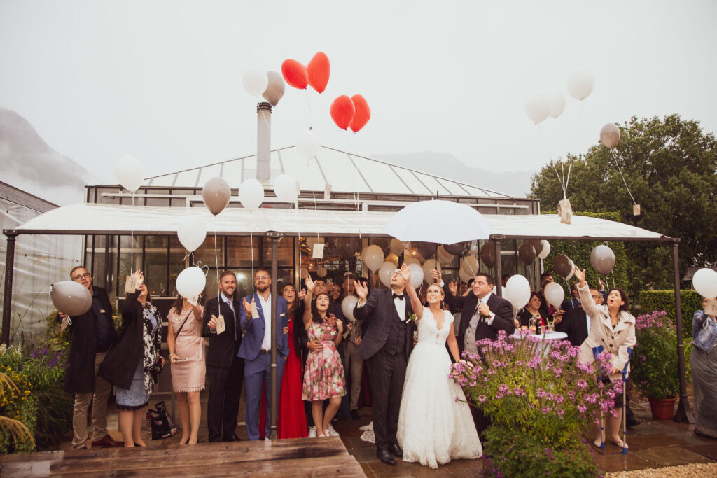 Gäste bei einer Hochzeit mit Ballons und Feierlaune, fotografiert von Adrian Flütsch.