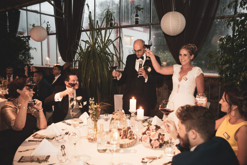 Hochzeitstoast mit Braut und Bräutigam, aufgenommen von Adrian Flütsch Hochzeitsfotograf aus Graubünden.