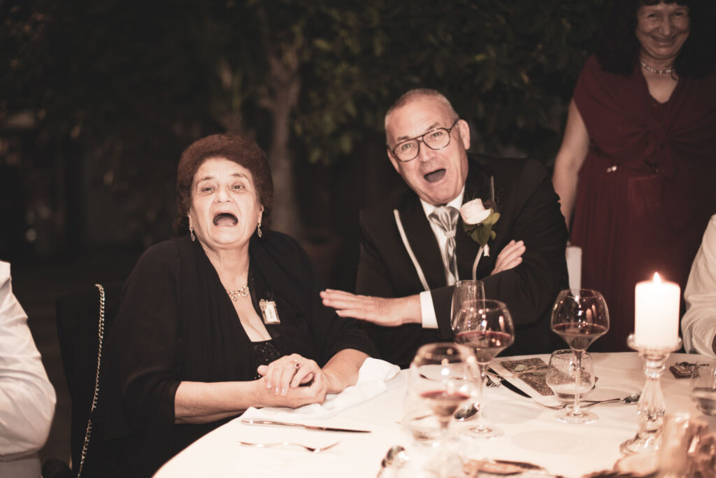 Hochzeitsgäste in festlicher Stimmung, eingefangen von Adrian Flütsch Hochzeitsfotograf aus Chur.