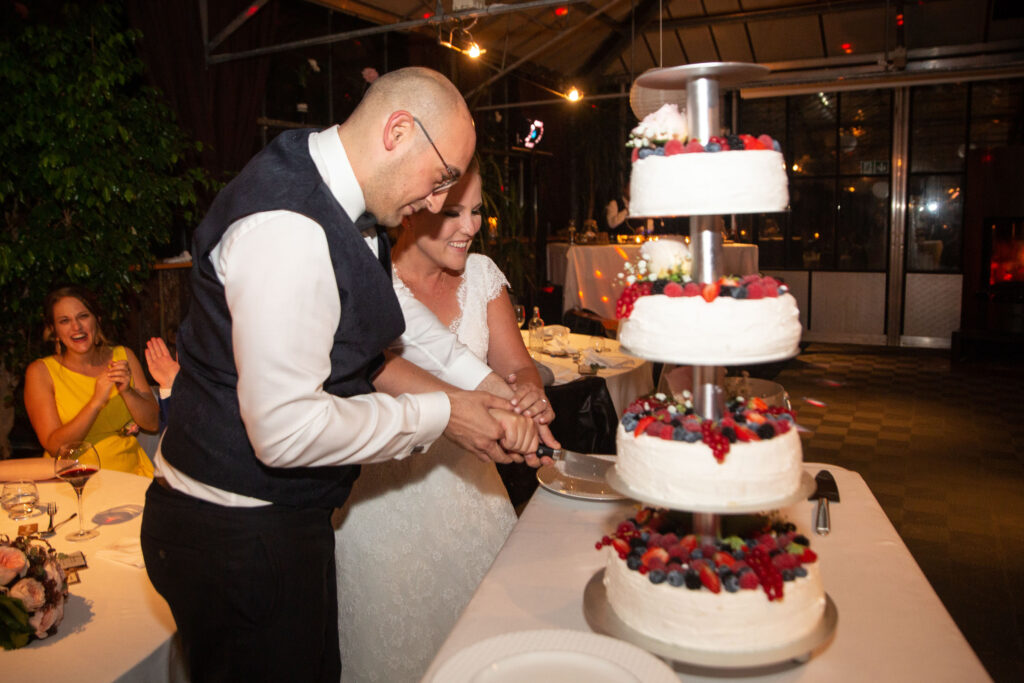 Hochzeitspaar beim Anschnitt der Torte, festgehalten von Adrian Flütsch aus Graubünden.