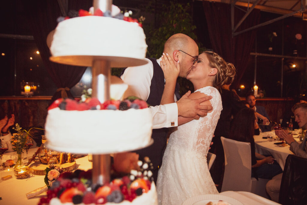 Hochzeitspaar beim Anschnitt der Torte, festgehalten von Adrian Flütsch aus Graubünden.