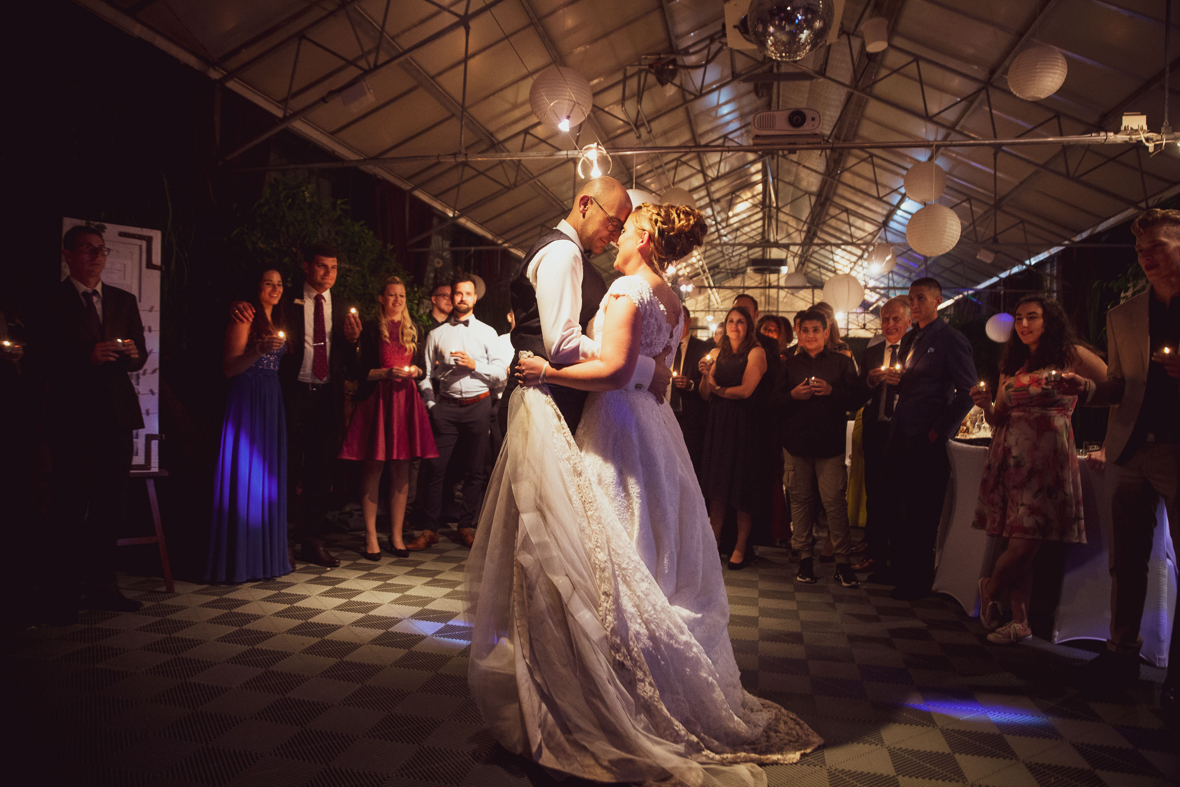 Der erste Tanz des Hochzeitspaars in Chur - Adrian Flütsch Hochzeitsfotograf Graubünden