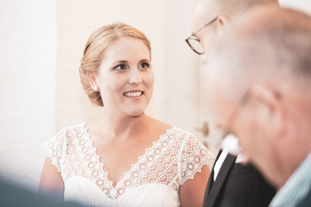 Die strahlende Braut bei ihrer Hochzeit in Chur - Fotograf Adrian Flütsch Graubünden