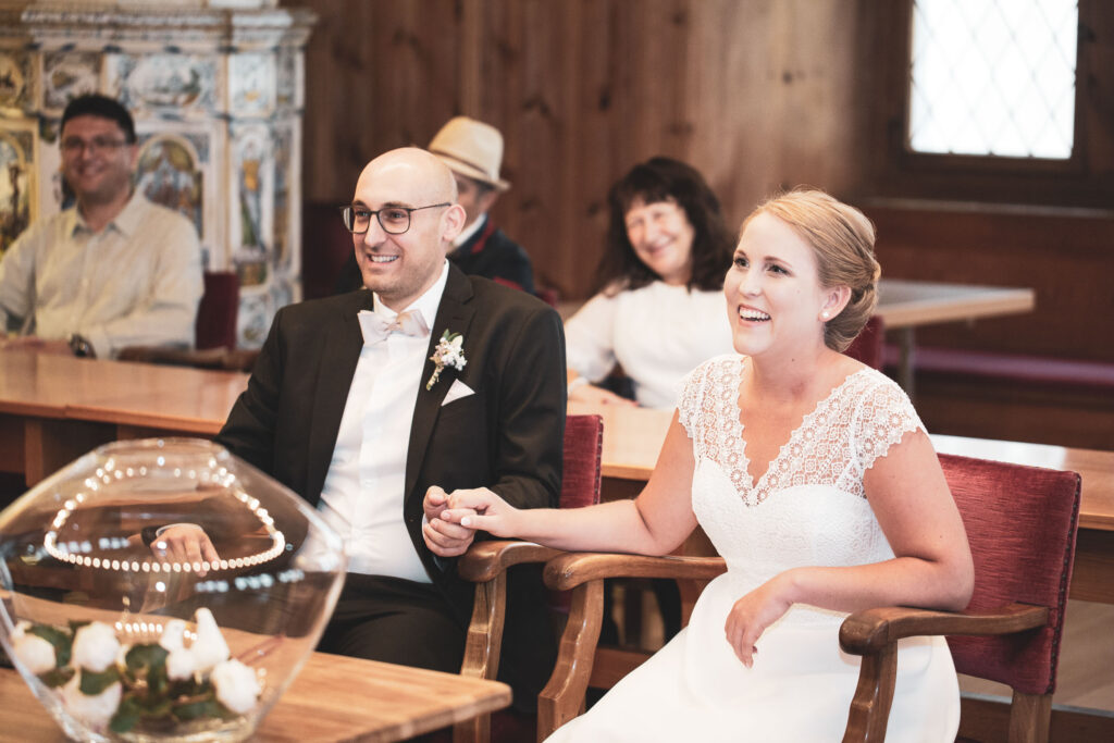 Emotionaler Moment während der Zivilhochzeit in Chur - Fotograf Adrian Flütsch, Graubünden