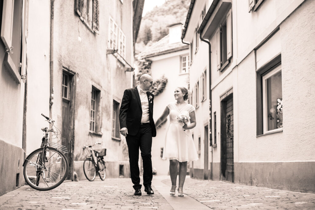 Das Brautpaar spaziert durch die Altstadt von Chur - Hochzeitsfotograf Adrian Flütsch